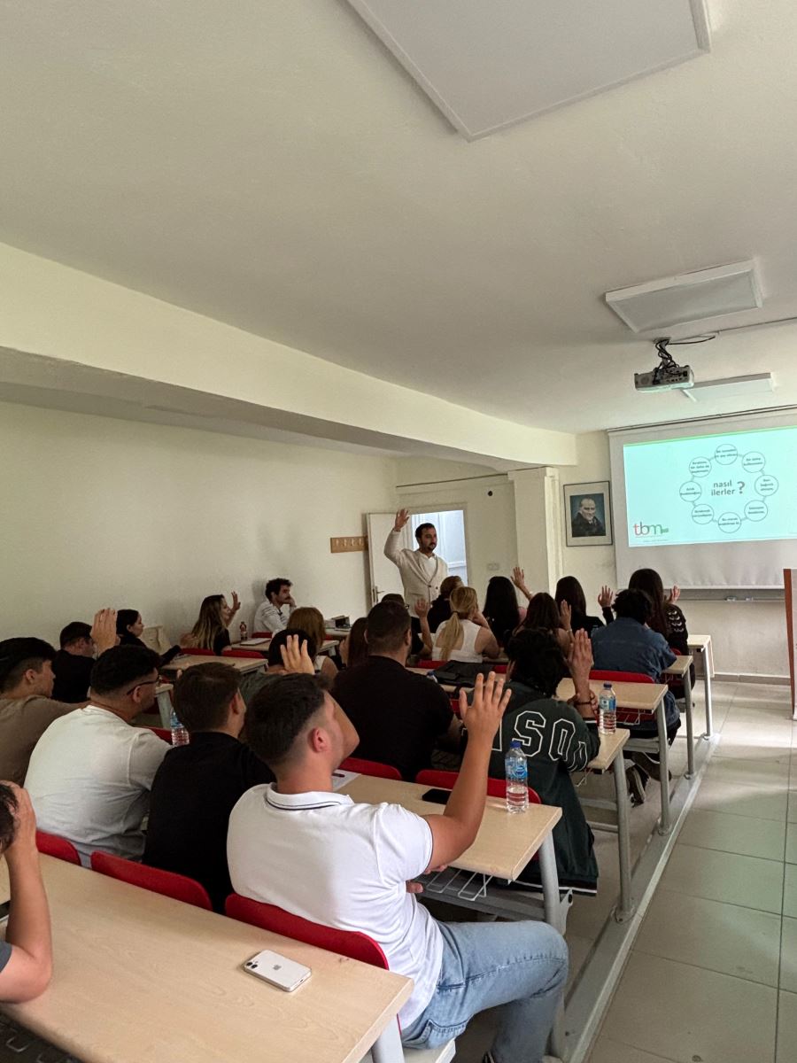 Meslek Yüksekokulumuzda, 08 Mayıs 2025 tarihinde öğrencilerimize yönelik “Türkiye Bağımlılıkla Mücadele” konulu bir seminer düzenlendi. Seminere konuşmacı olarak Köyceğiz Sosyal Hizmetler Merkezi’nde görev yapmakta olan Psikolojik Danışman Ramazan Dovan katıldı. Ramazan Dovan, seminerde bağımlılığın birey ve toplum üzerindeki etkileri, bağımlılık türleri, korunma yolları ve mücadele yöntemleri hakkında kapsamlı bilgiler sundu. Öğrencilerin yoğun ilgi gösterdiği etkinlikte, konuya ilişkin sorular da cevaplandı.
